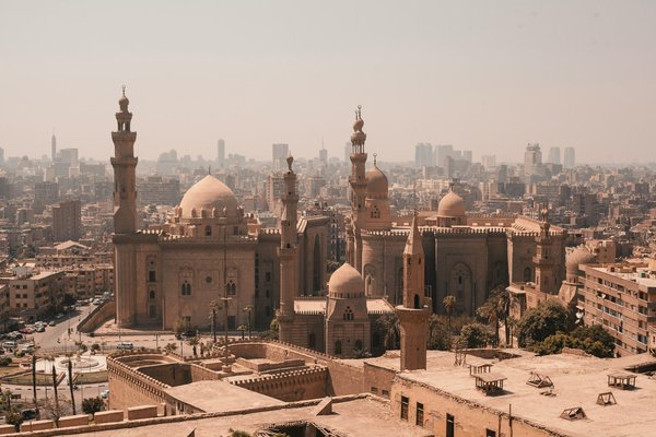 Comment organiser une croisière fluviale pour découvrir les temples anciens en Égypte?
